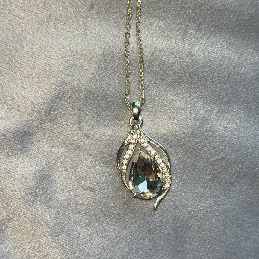 Elegant Silver Teardrop Pendant Necklace with Clear Crystal